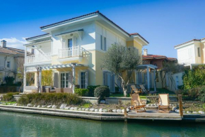Romantic Canal Villa. Private Dock & Beach Access